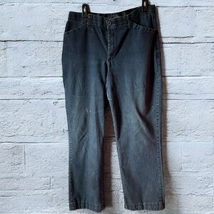 Lee comfort stretch waist band 72% cotton 26% polyester 2% spandex